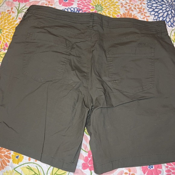 DNKY JEANS SIZE 14 WOMENS ARMY GREEN SHORTS - Picture 4 of 5